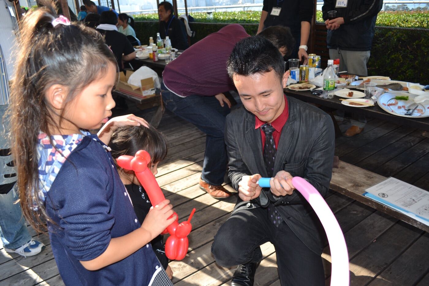 子どもにバルーンアートを作る様子